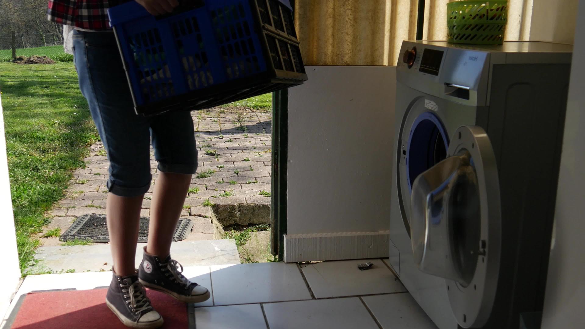 女孩在家洗衣服在家洗衣服视频的预览图