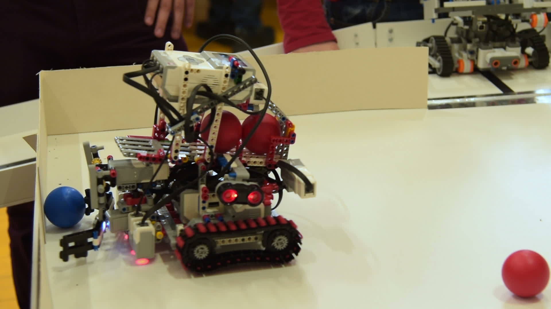 挑战机器人球收集器学校项目视频的预览图
