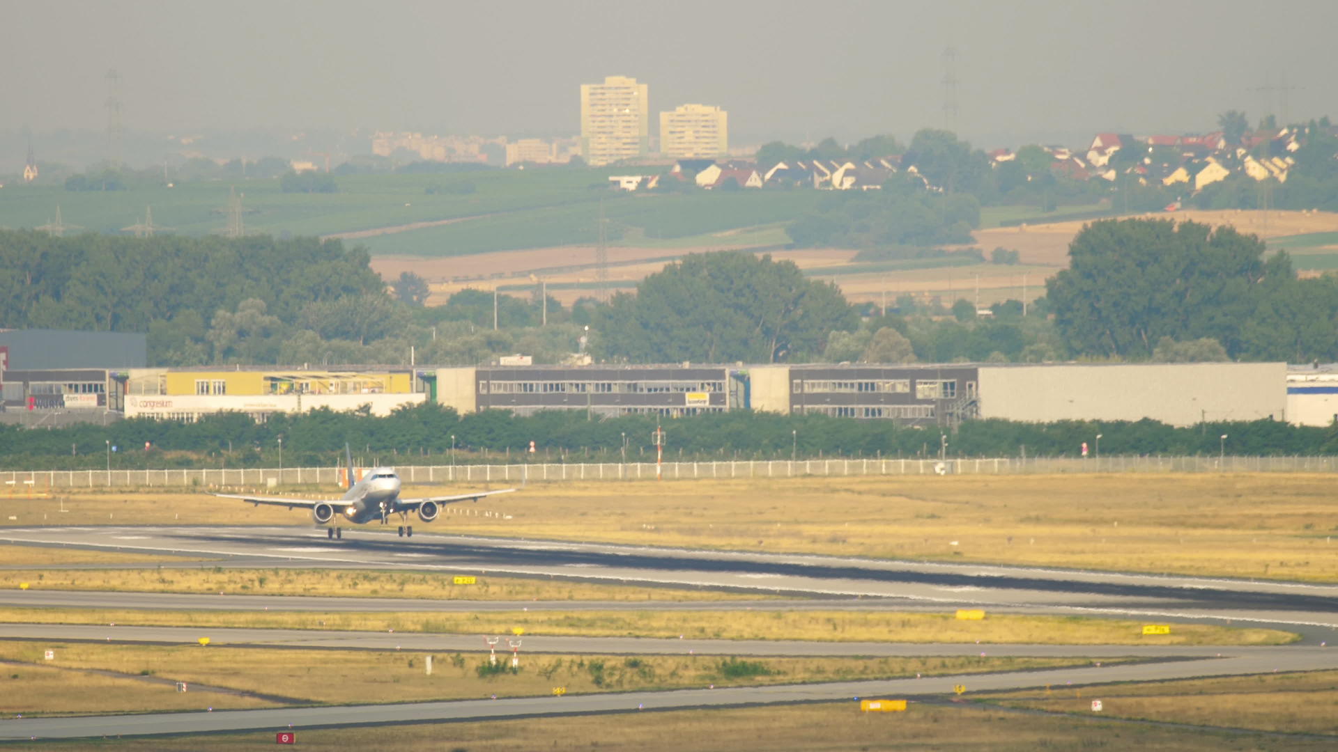 飞机降落在Frankfurt视频的预览图