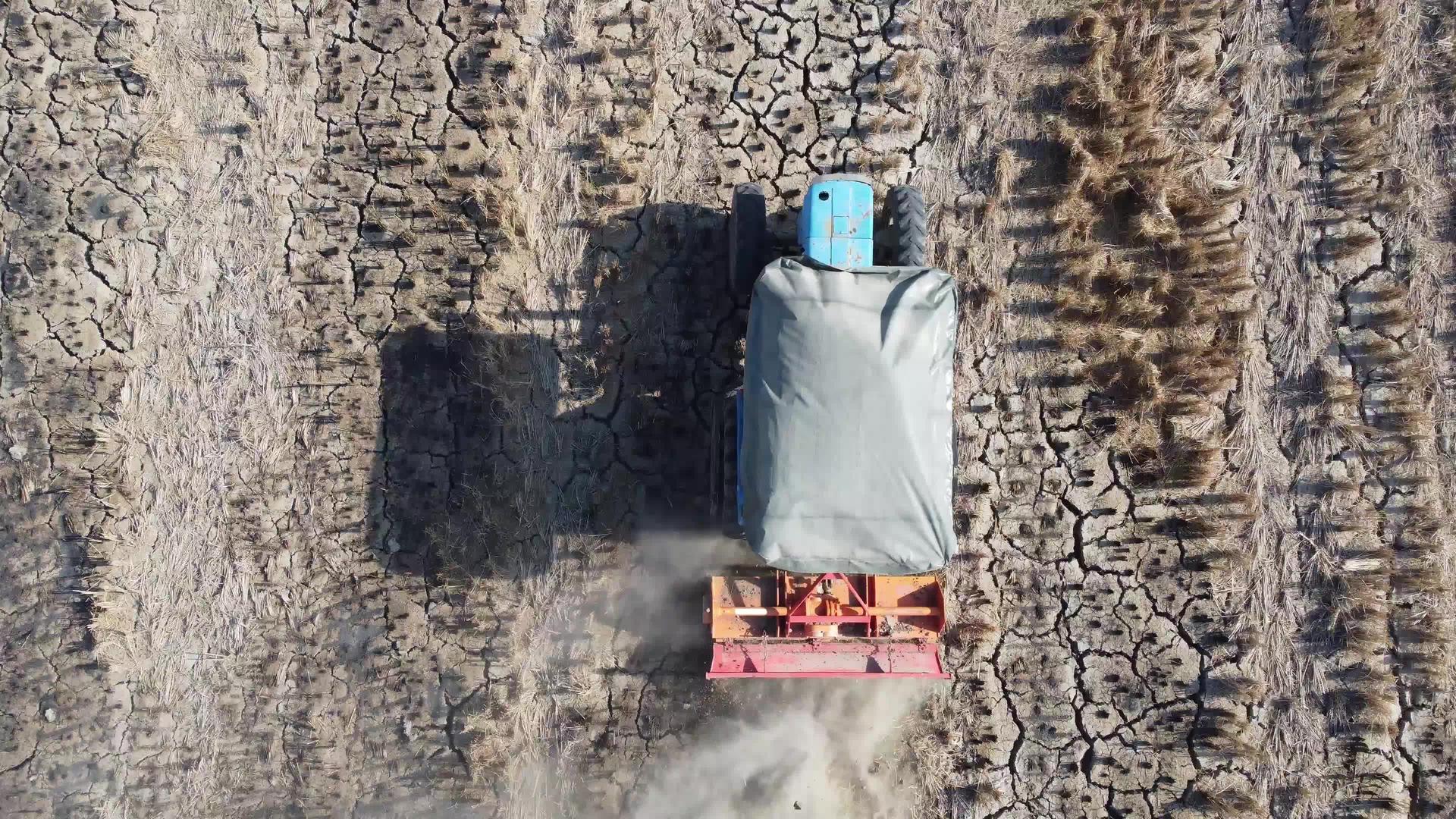 农场拖拉机播种视频的预览图