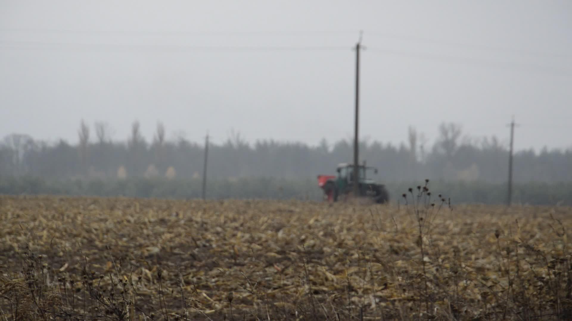 拖拉机在田地上收获玉米视频的预览图