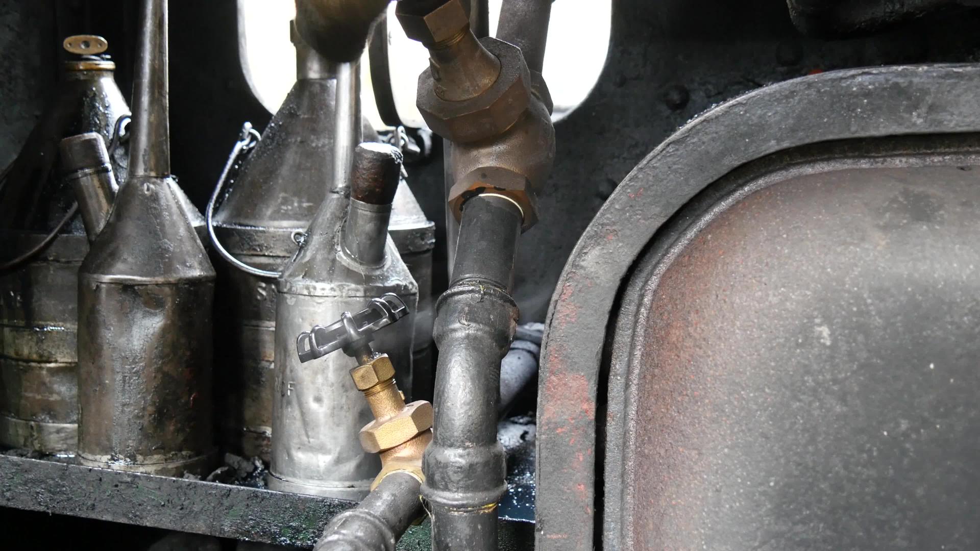 旧火车蒸汽发动机阀门视频的预览图