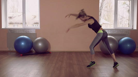 美丽的女性伸展健身房视频的预览图