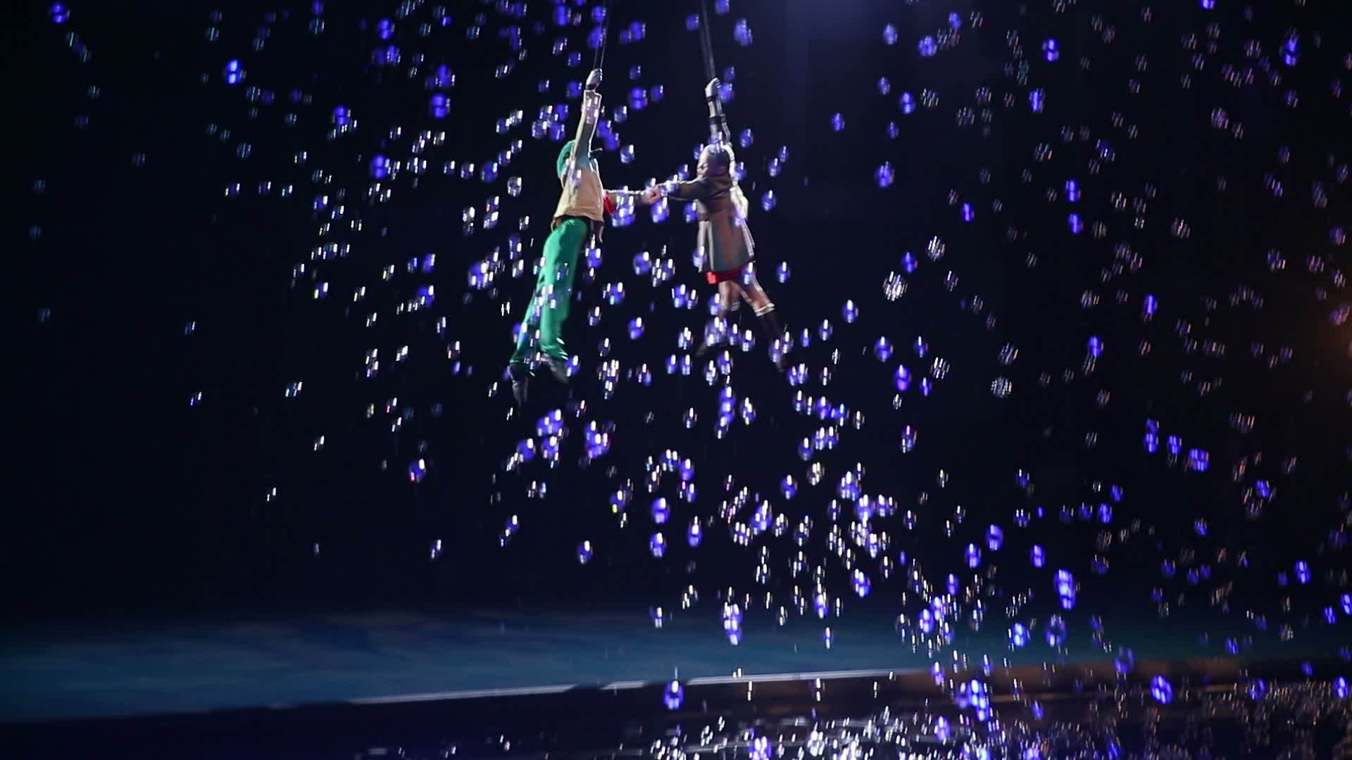 马戏团儿童空中表演者的表演视频的预览图