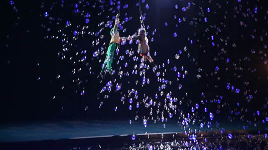 马戏团儿童空中表演者的表演视频的预览图