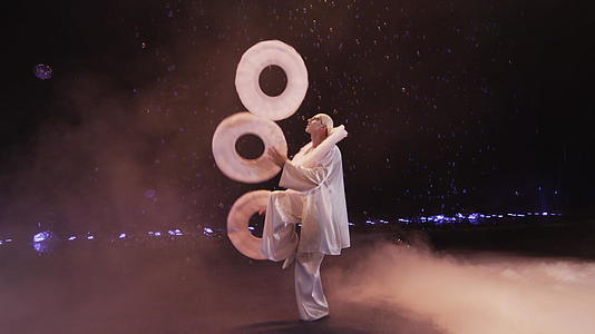 马戏团表演者和三个大白环玩莫斯考俄罗斯视频的预览图
