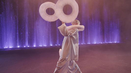 马戏团表演者和三个大白环玩莫斯考俄罗斯视频的预览图