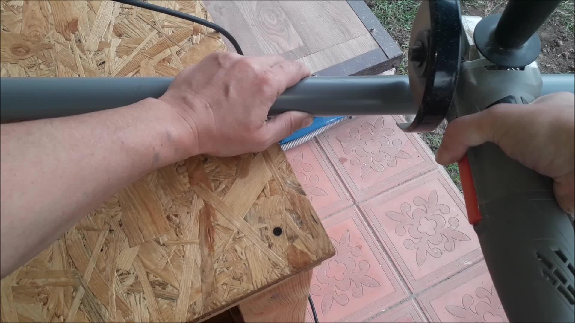 我用研磨机切断下水管视频的预览图
