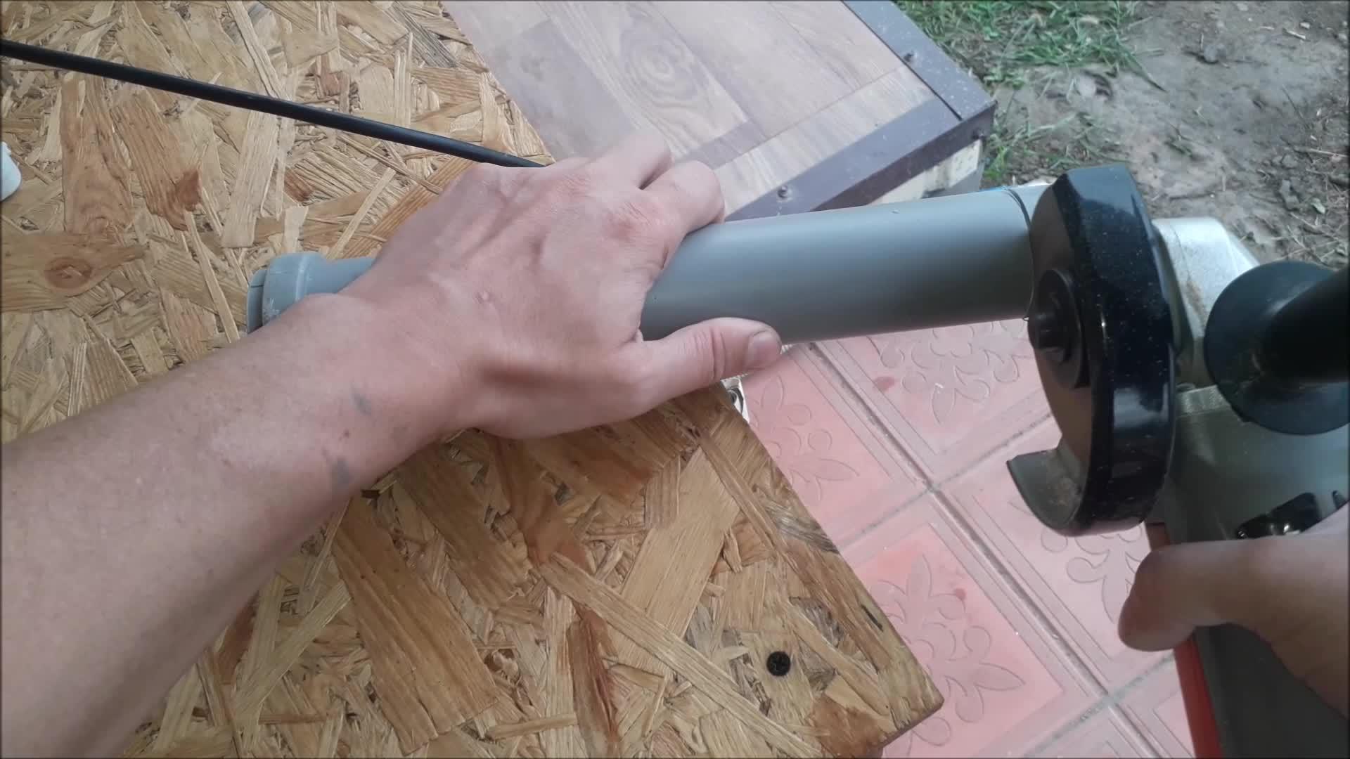 我用研磨机切断下水管视频的预览图