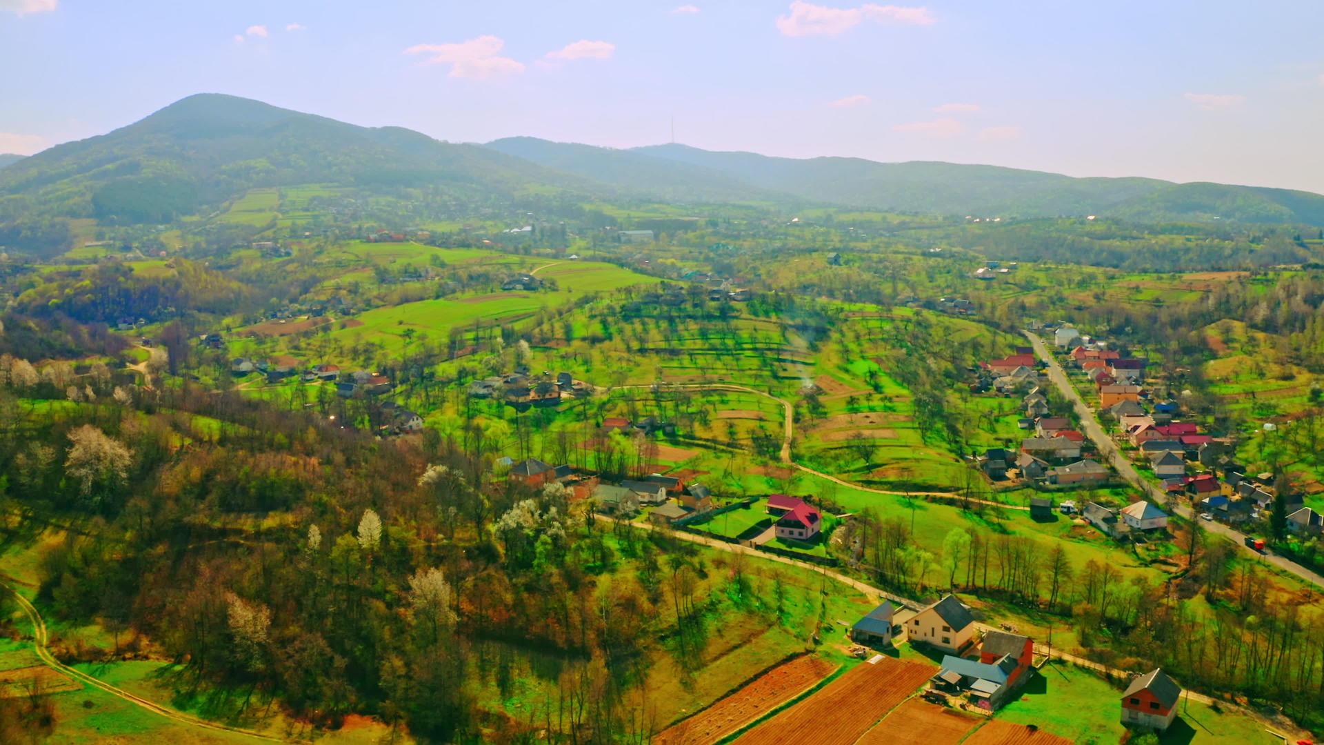 令人惊叹的高山地区村庄明亮的空中风景视频的预览图