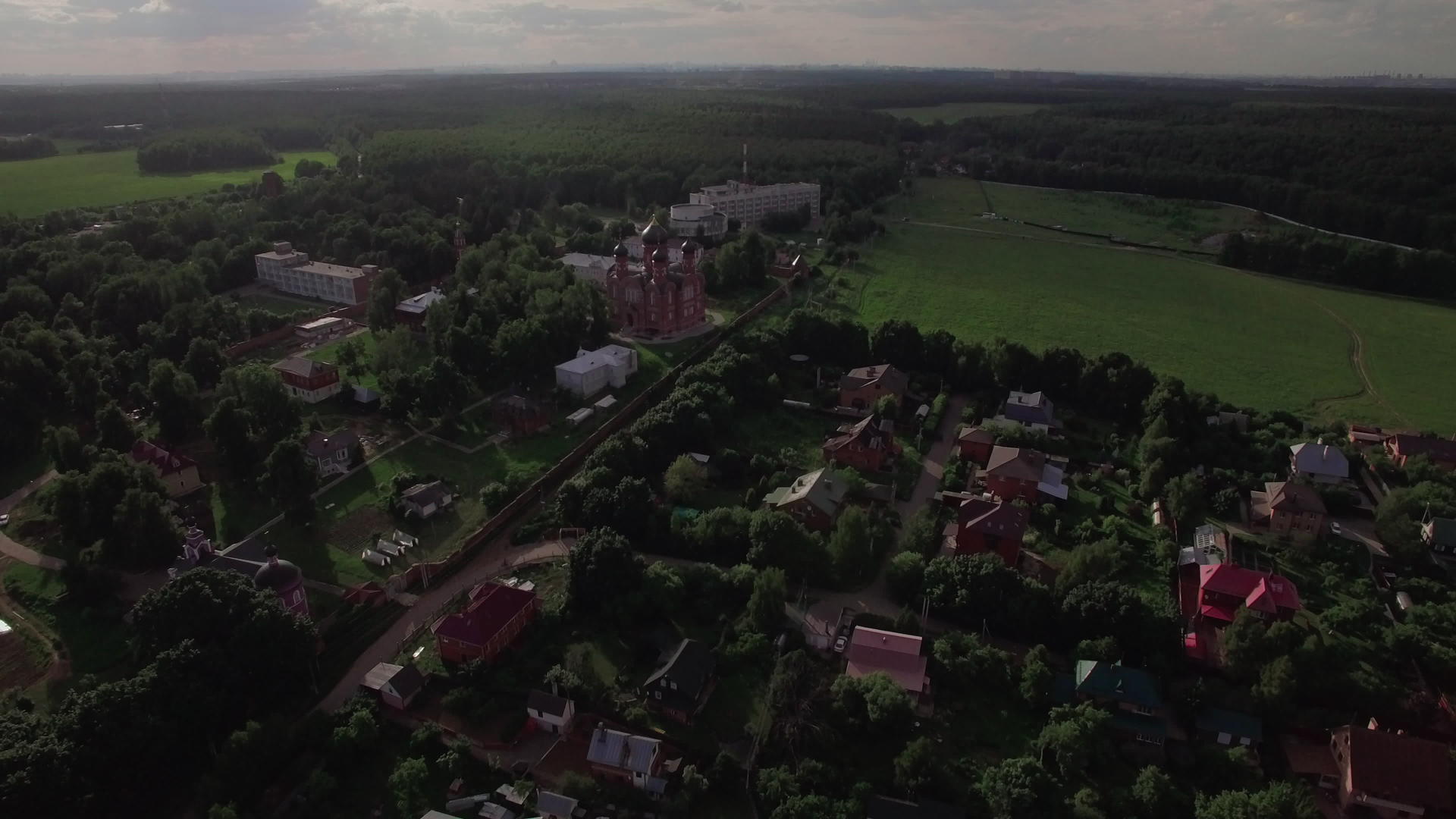 有一座天顶大教堂飞越卢基诺村视频的预览图