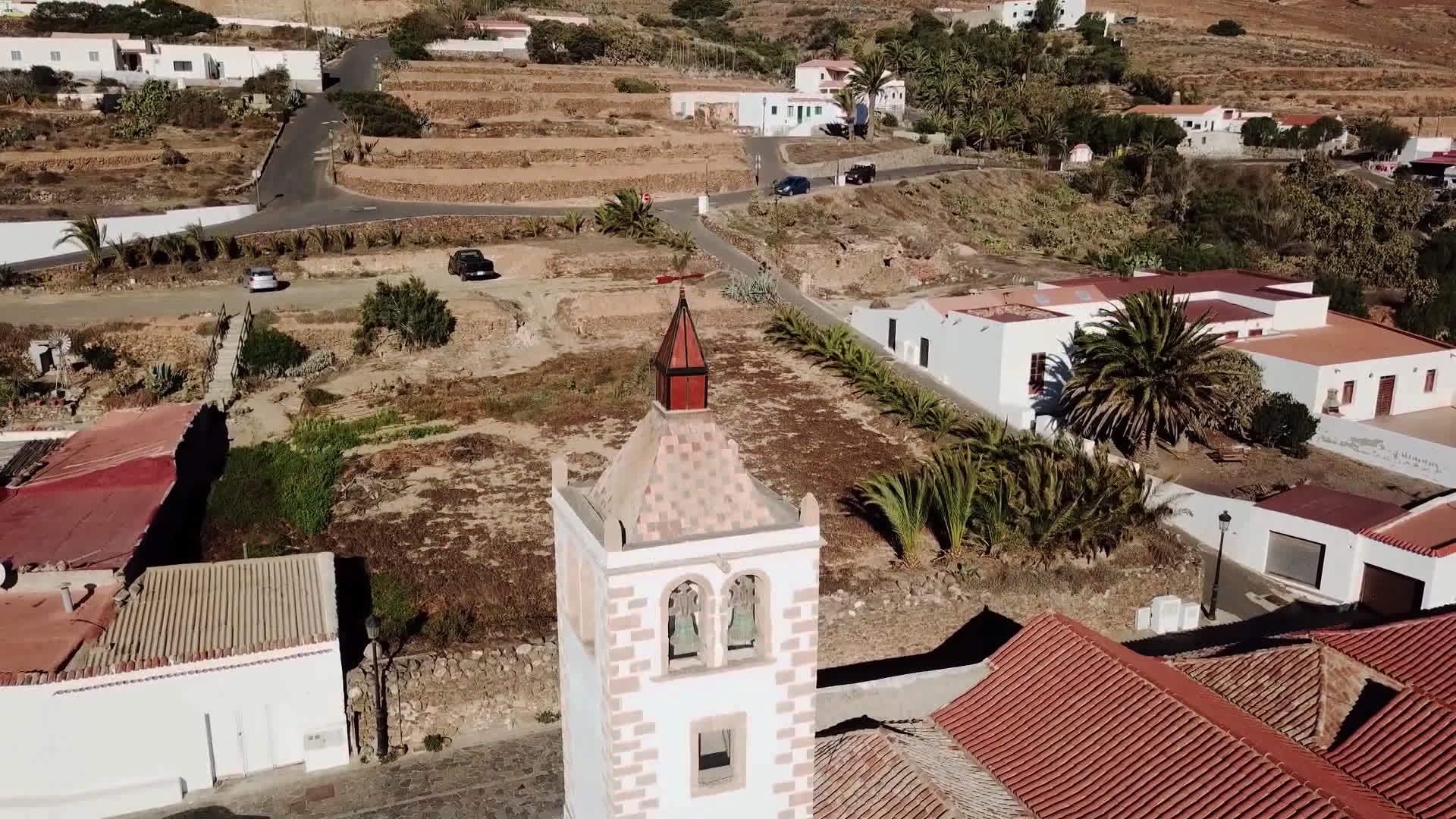 加那利岛Fuerteventura空中的教堂和房屋视频的预览图