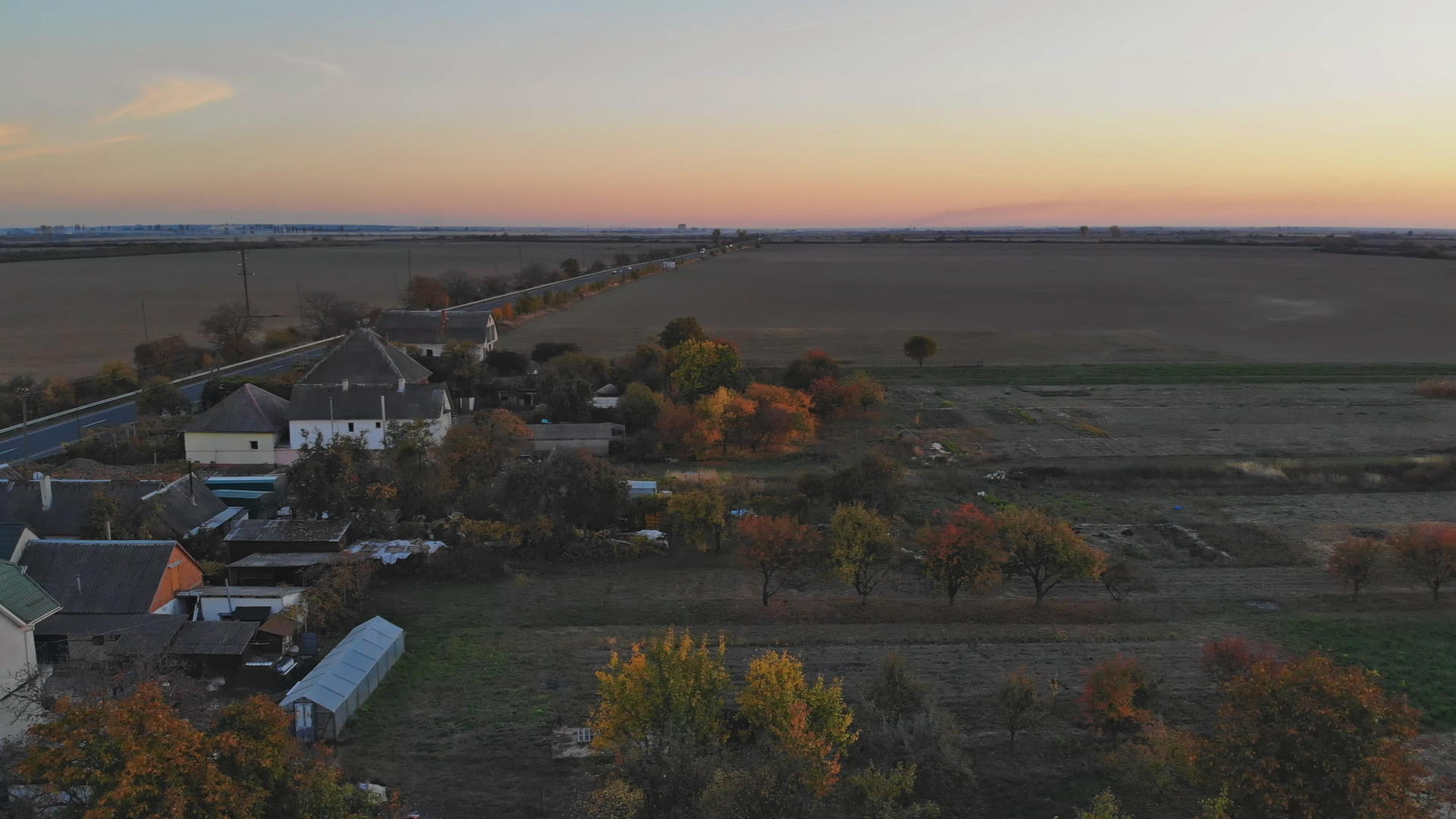 一个位于田野边缘的村庄秋天的草地地貌视频的预览图