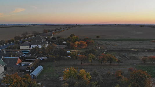 一个位于田野边缘的村庄秋天的草地地貌视频的预览图