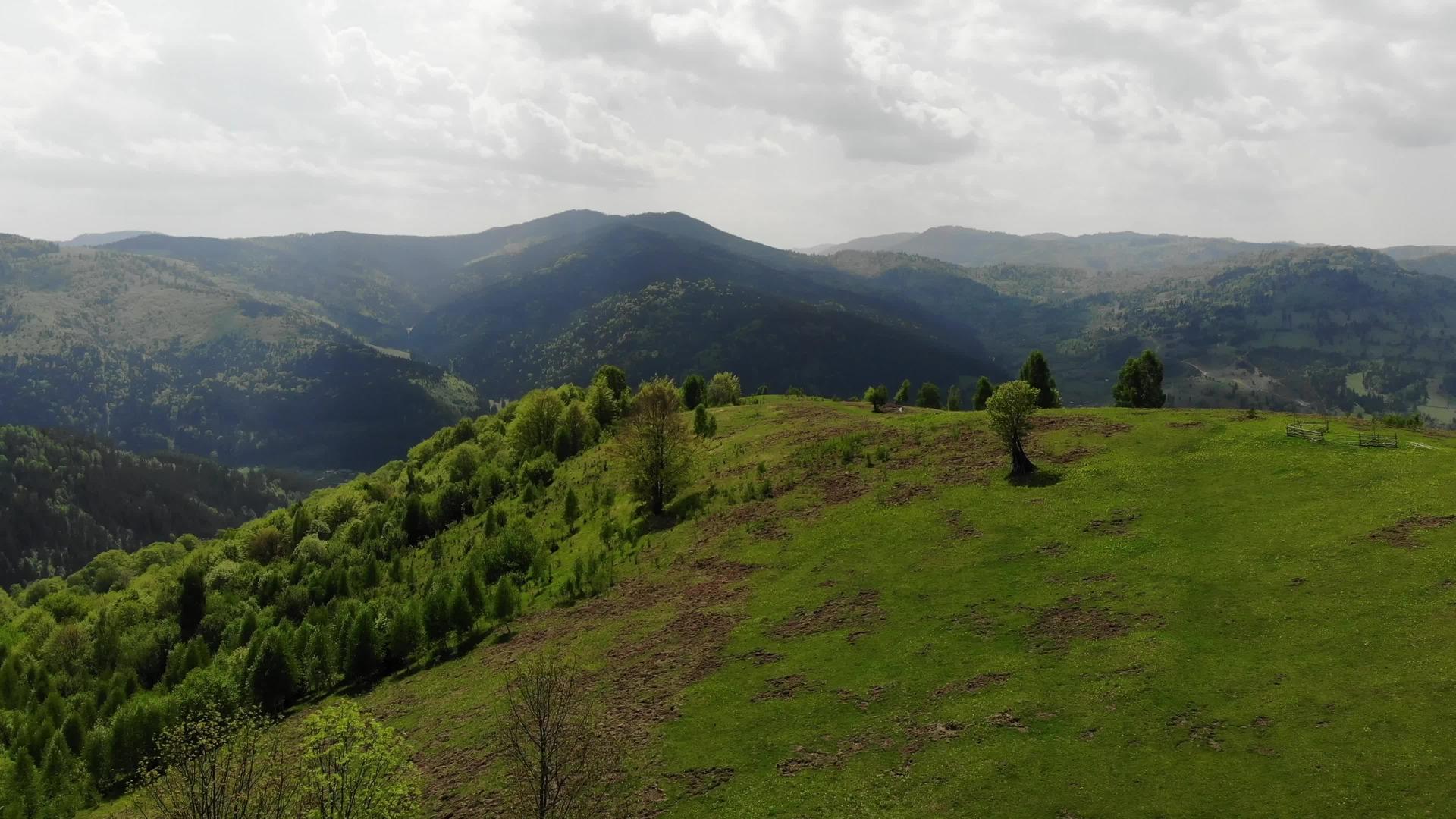我们从这里飞向美丽的山谷、春田和森林的空中射击场视频的预览图