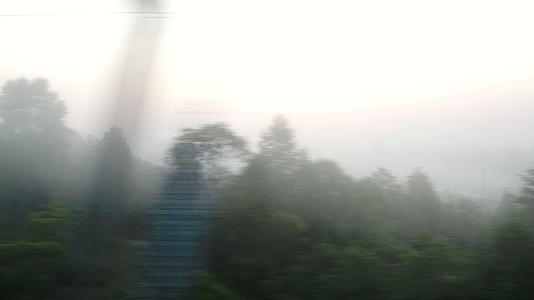 在雾中穿过一个村庄视频的预览图
