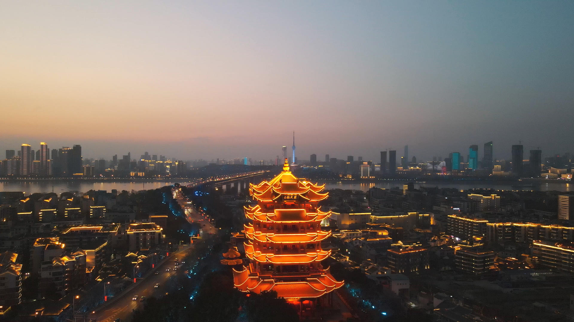 航拍中国三大名楼之首黄鹤楼旅游地标4k素材视频的预览图