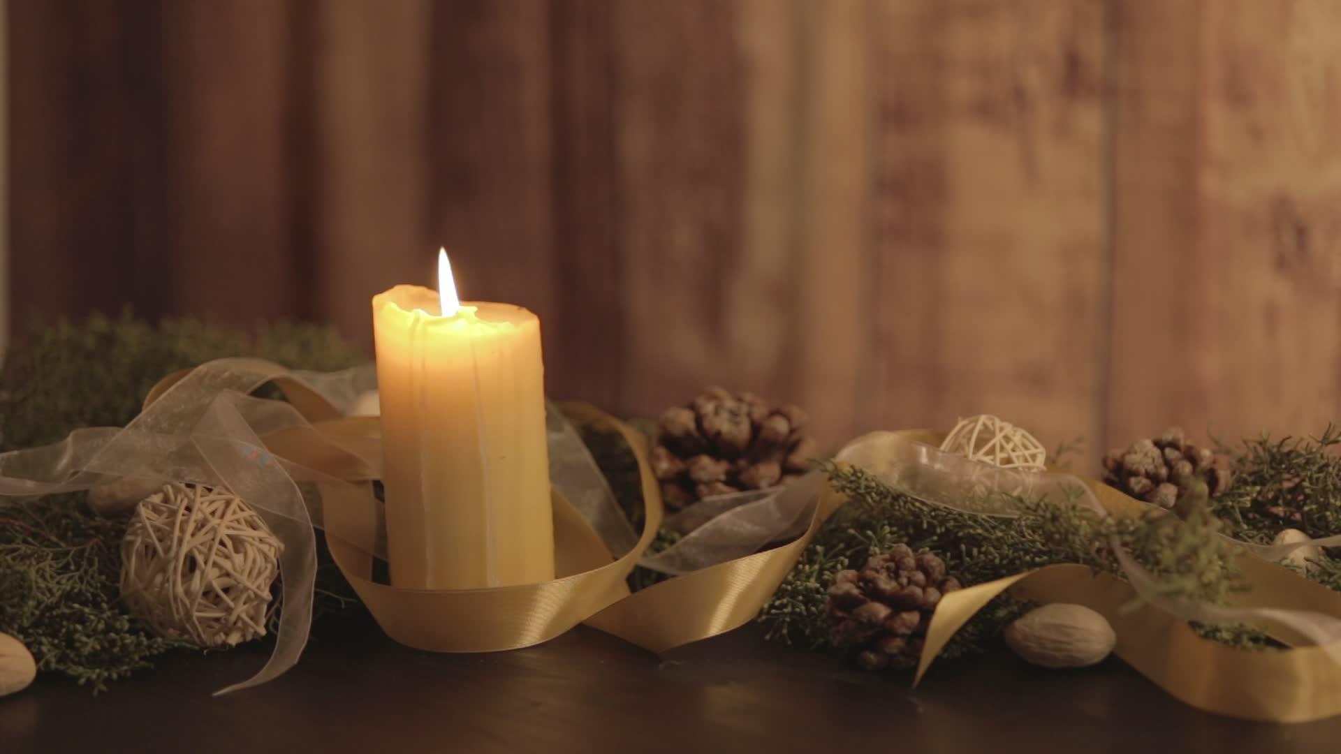 关闭的圣诞节充满了新鲜的蜡烛松树枝天然的松锥金色和白色有机树枝视频的预览图