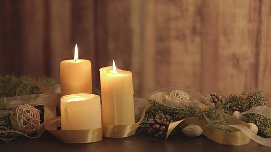 圣诞节设置有三根蜡烛、松枝、天然松锥金和白管萨莎视频的预览图