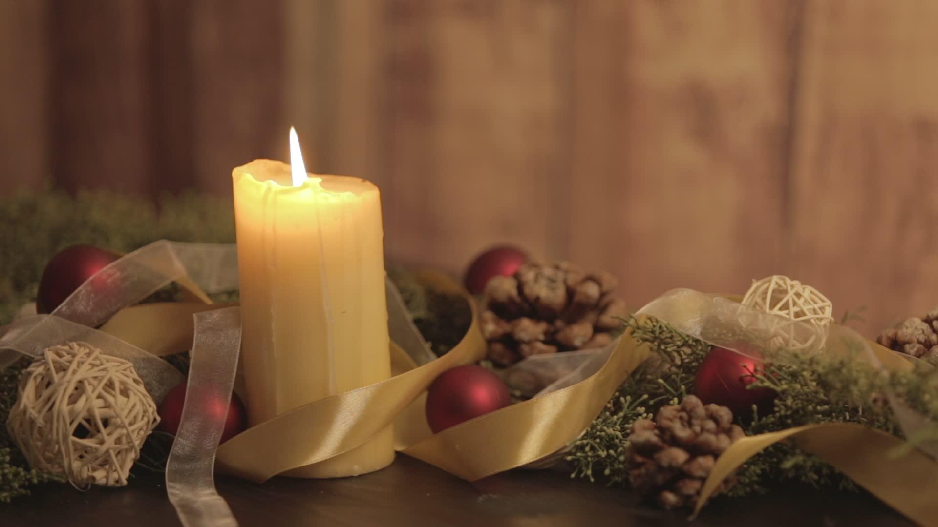 关闭的圣诞节充满了新鲜的蜡烛、松枝、天然的松锥、红色的金边和白色的金边视频的预览图