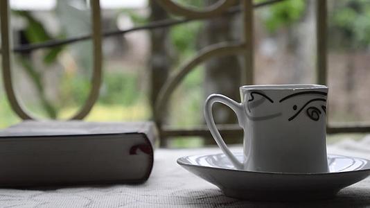 一杯咖啡和一本关于早窗阳光的书是社会疏离的时候视频的预览图
