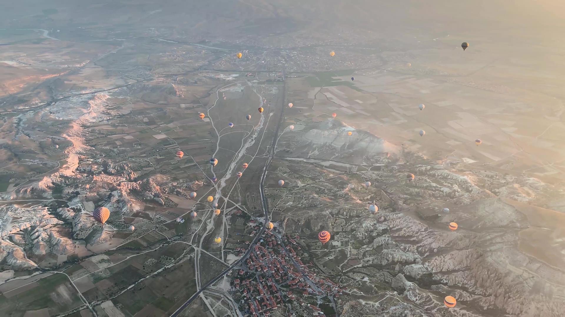 土耳其日出高空俯拍热气球视频的预览图