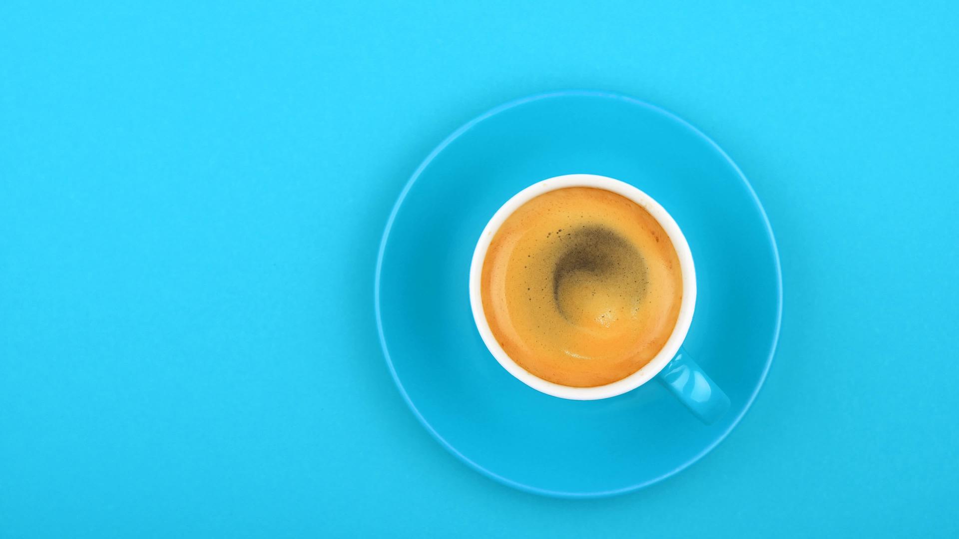 白杯咖啡蓝咖啡视频的预览图