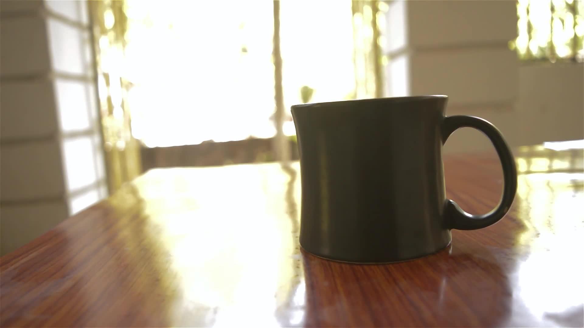 咖啡馆早餐用咖啡杯和卡布奇诺香咖啡放在木桌上视频的预览图