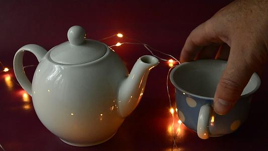 白茶壶和另一个瓷杯视频的预览图