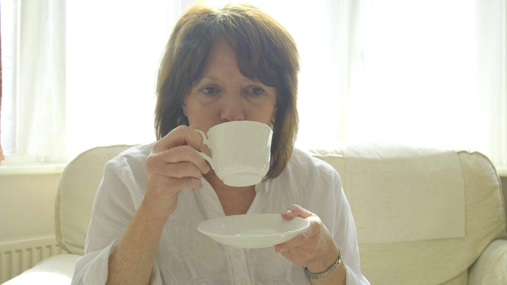 活跃的高级高加索女性喝一杯茶视频的预览图