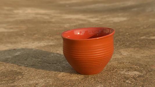 空咖啡杯在明亮的日落下Bhar夏天粘土碗清新视频的预览图