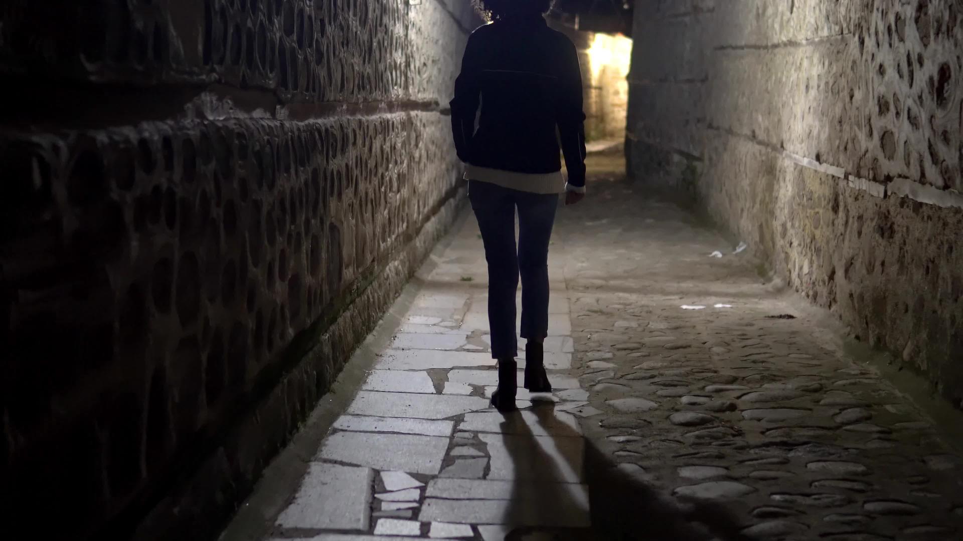 夜晚在黑暗的小巷里在老城街狭窄的肮脏的角落里视频的预览图