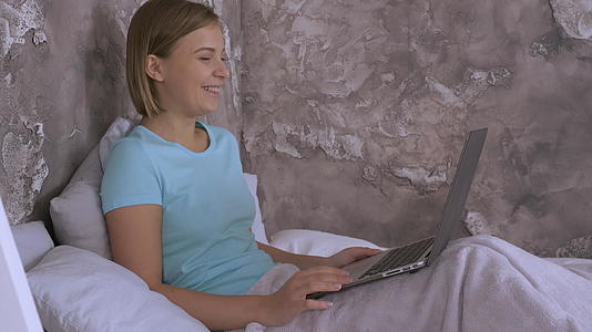 女孩用电脑笑手表搞笑视频视频的预览图
