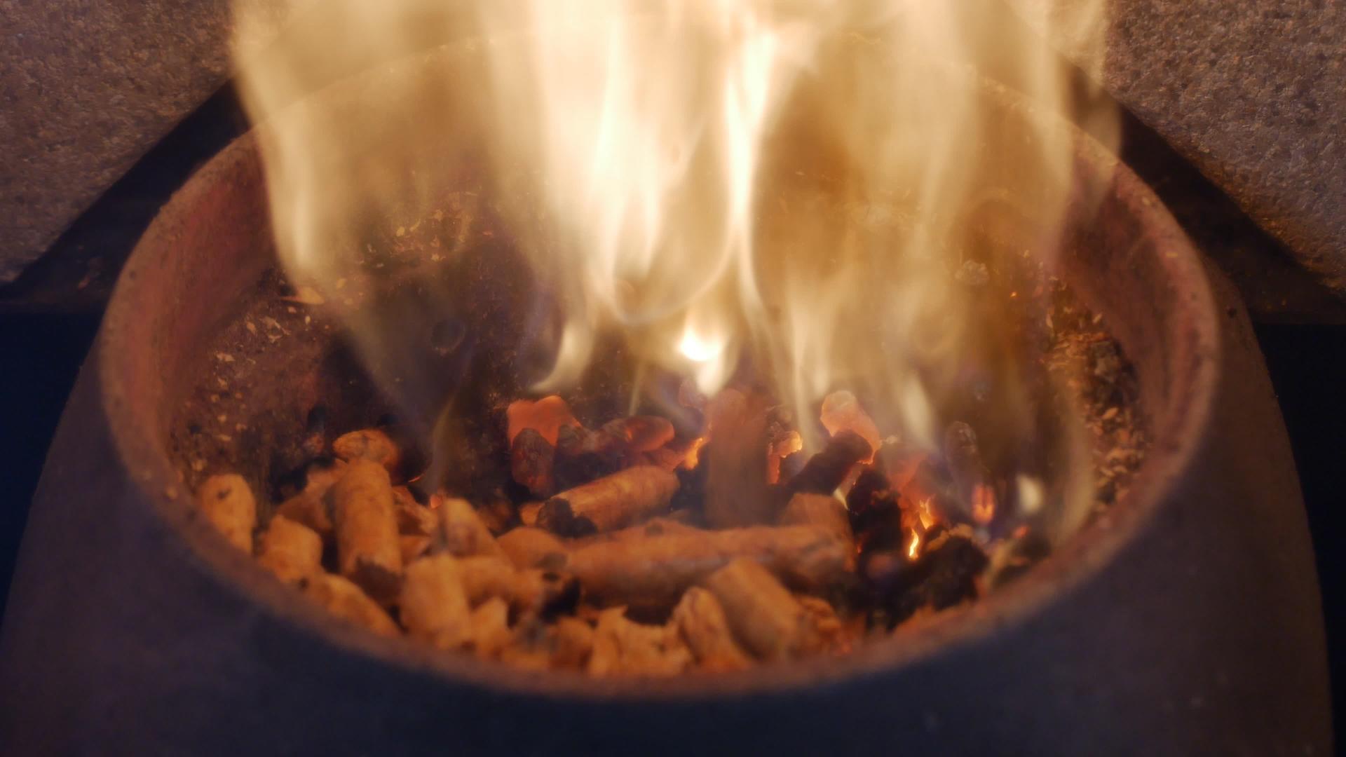锯形生物燃料颗粒家用柴火炉中燃烧的圆形生物燃料颗粒视频的预览图