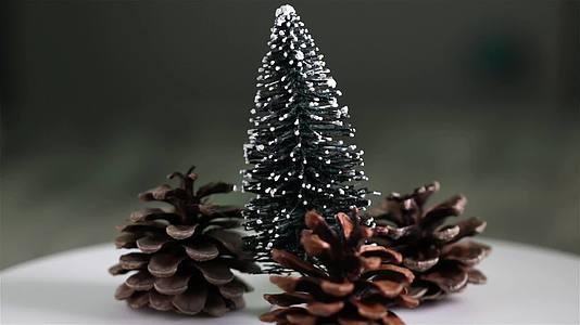 圣诞树装饰松锥旋转视频的预览图
