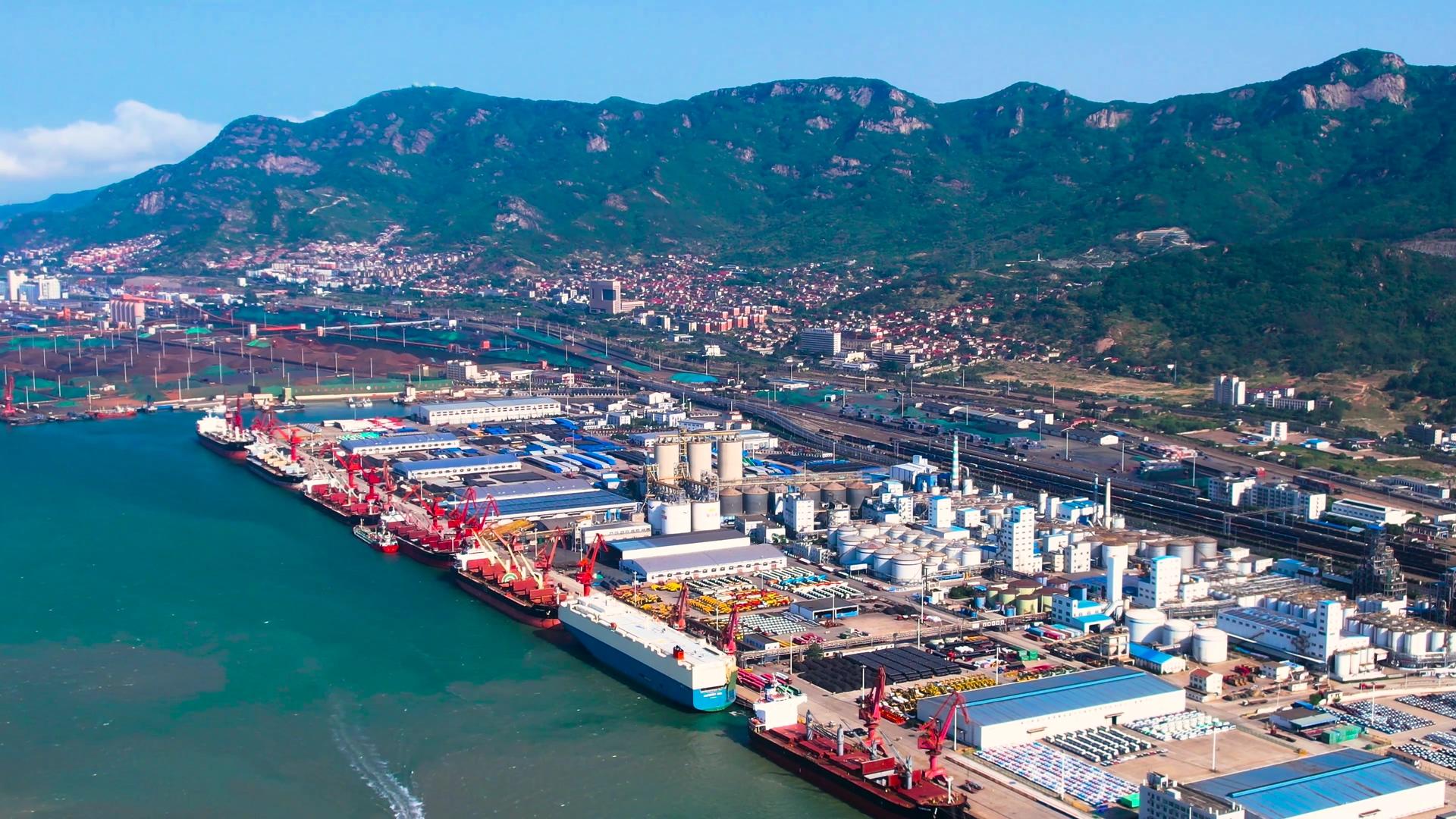 4K航拍连云港港口物流中心化工厂粮油工业生产视频的预览图