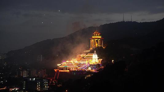 寺庙里的烟花和灯光视频的预览图