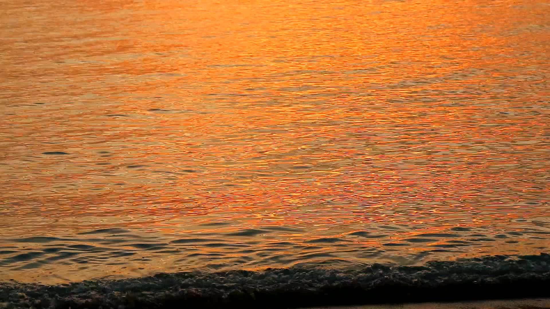 橙黄色的海面日落反射视频的预览图