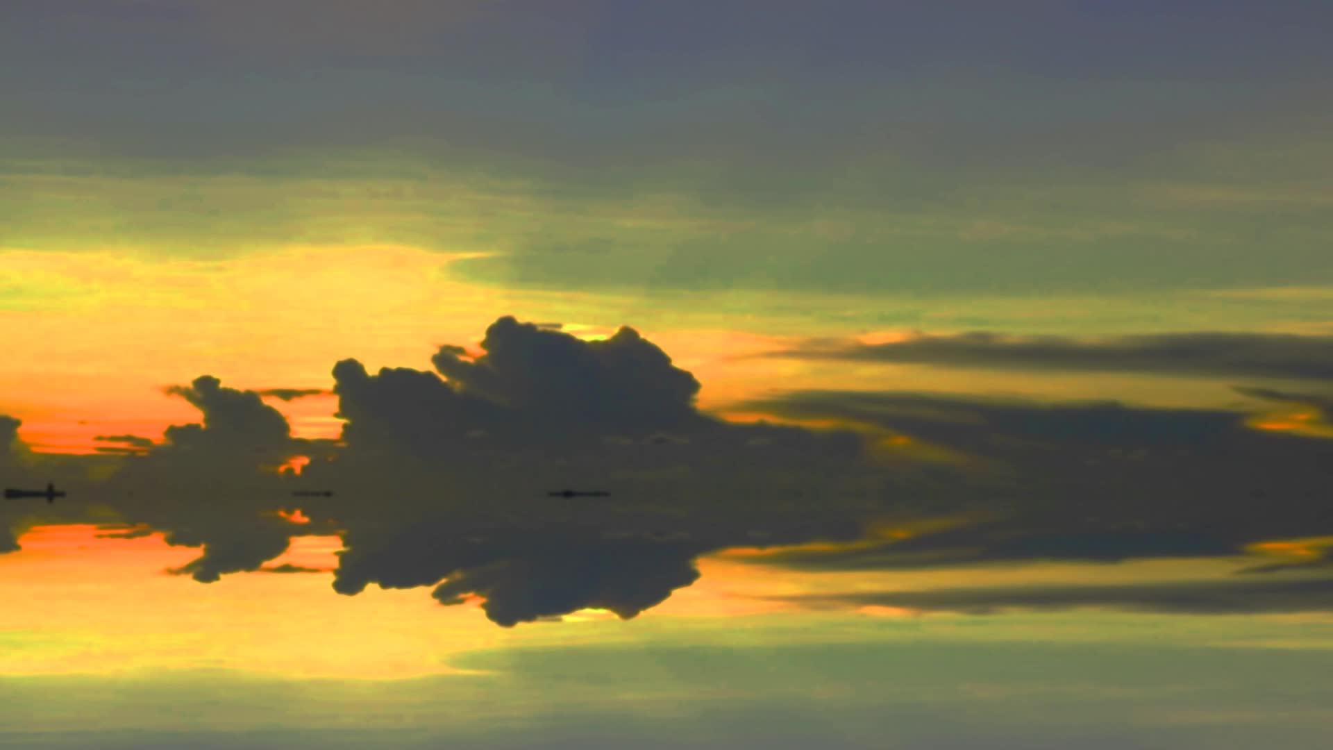 横扫日落彩云和橙黄色的海面视频的预览图