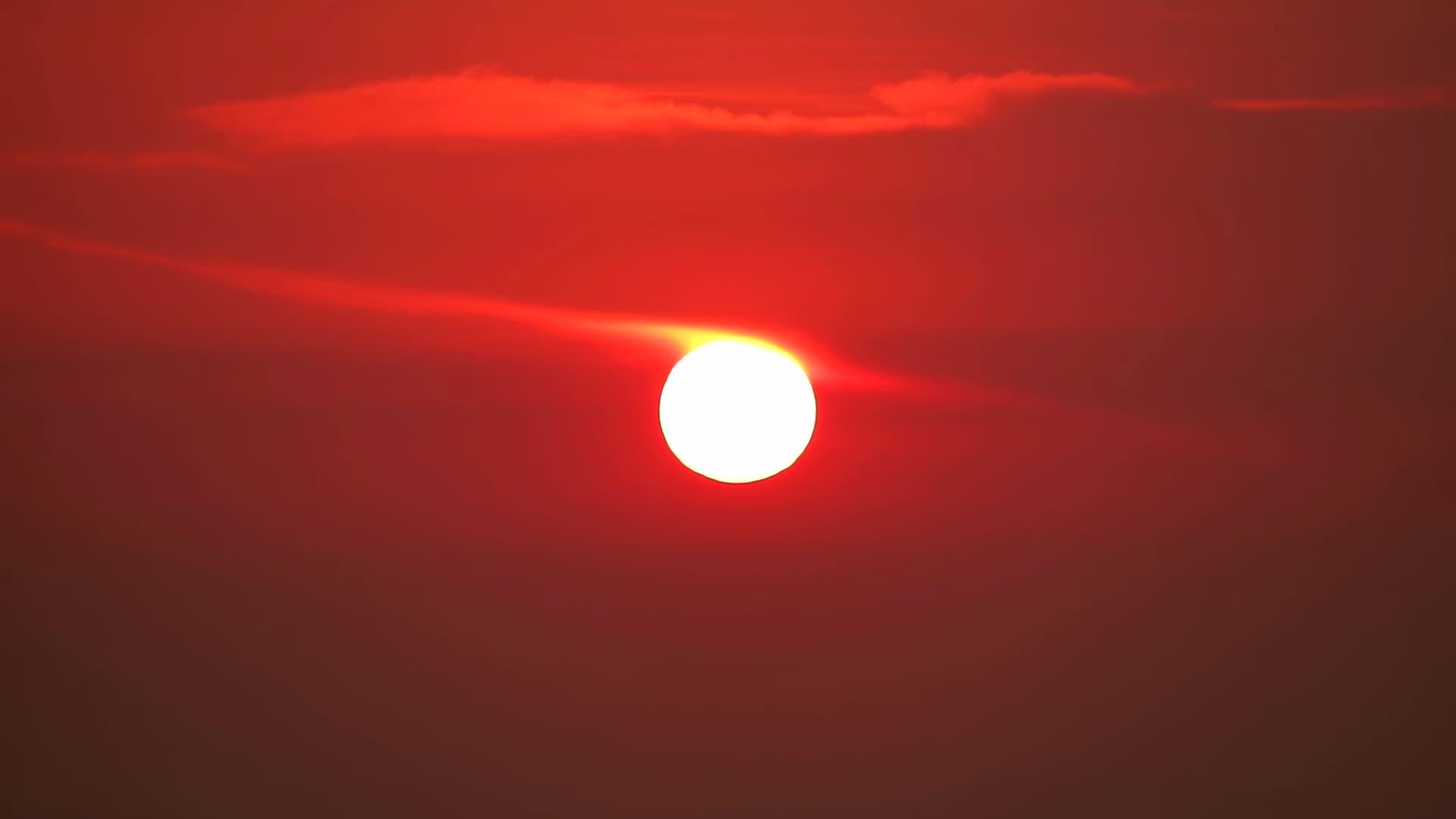 橙红色的日落后云会随着柔和的云时间的流逝而变化视频的预览图