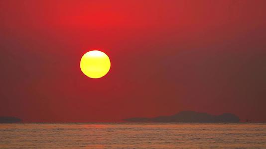 深红色的云彩橙色的天空和渔船穿越时空1的日落和日落视频的预览图