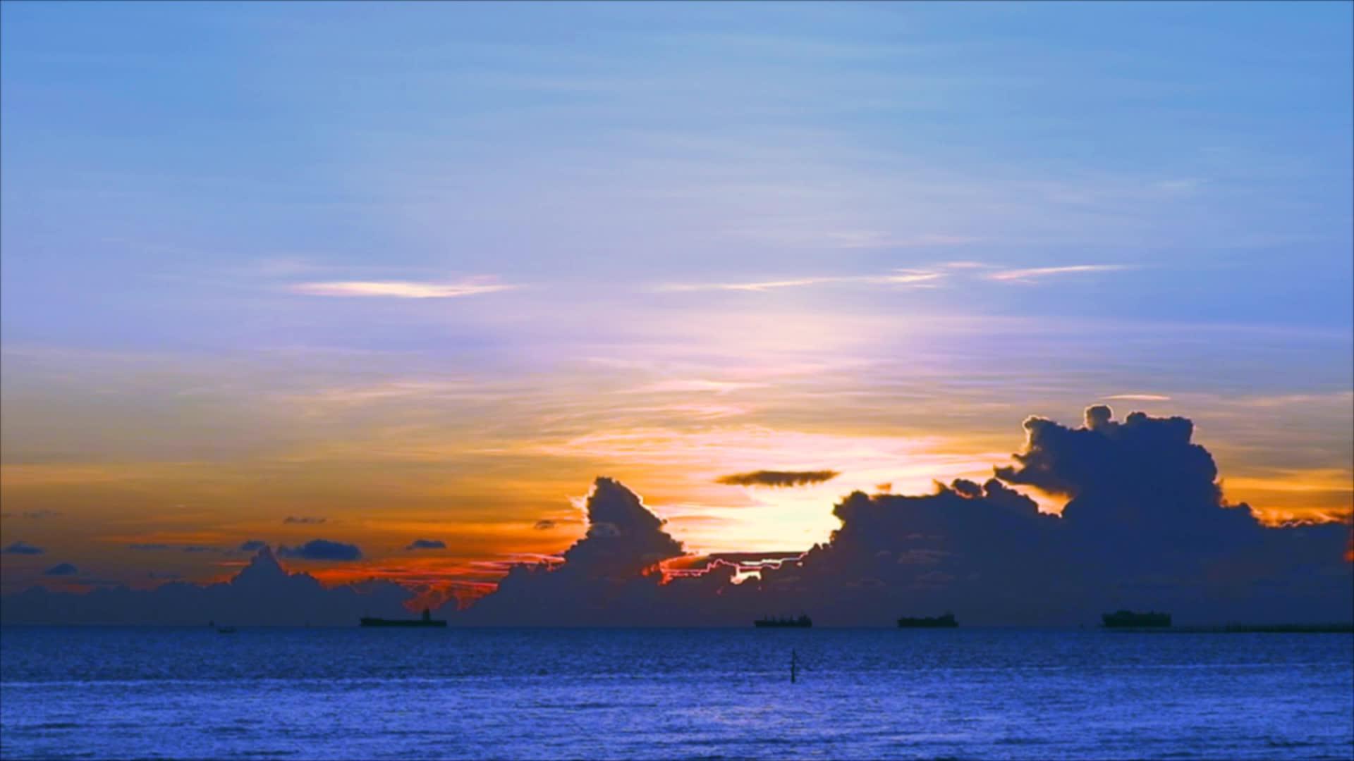 日落蓝云和浅蓝色海面视频的预览图