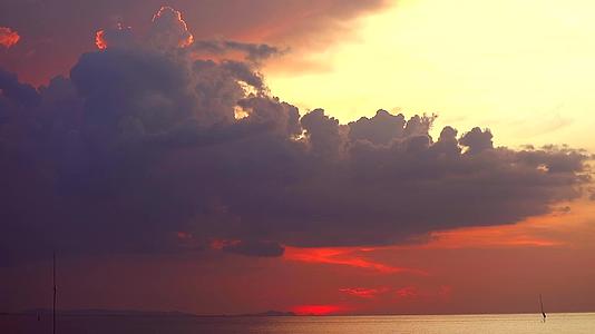 日落天空中的红橙云和海面上的月光视频的预览图