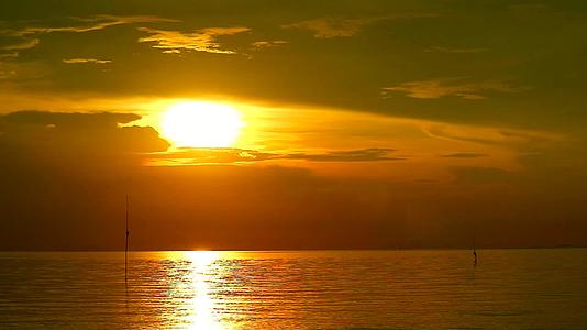 日落反射在海面、水面和天空云上视频的预览图
