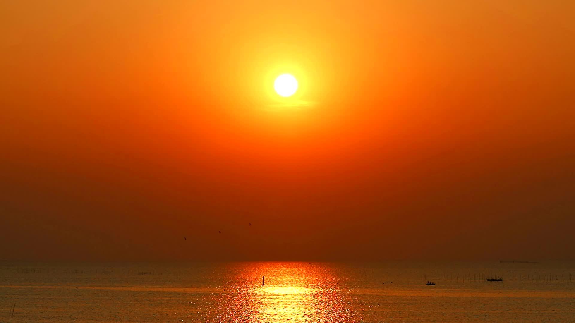 太阳在海面和小运动中日落和阳光反射1视频的预览图