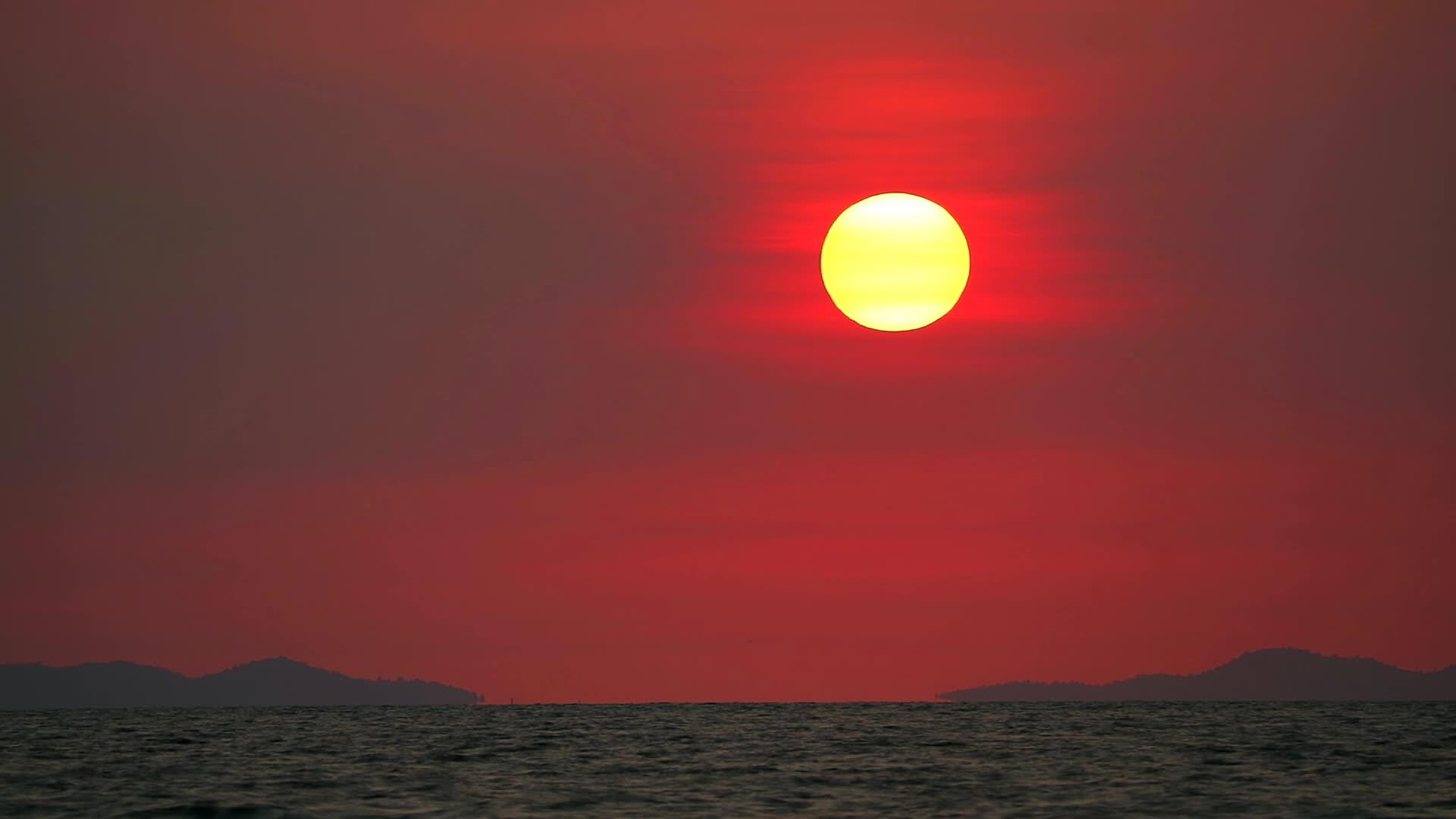 当海橙红的天空和渔船的时间失败时岛上的日落日落日落视频的预览图