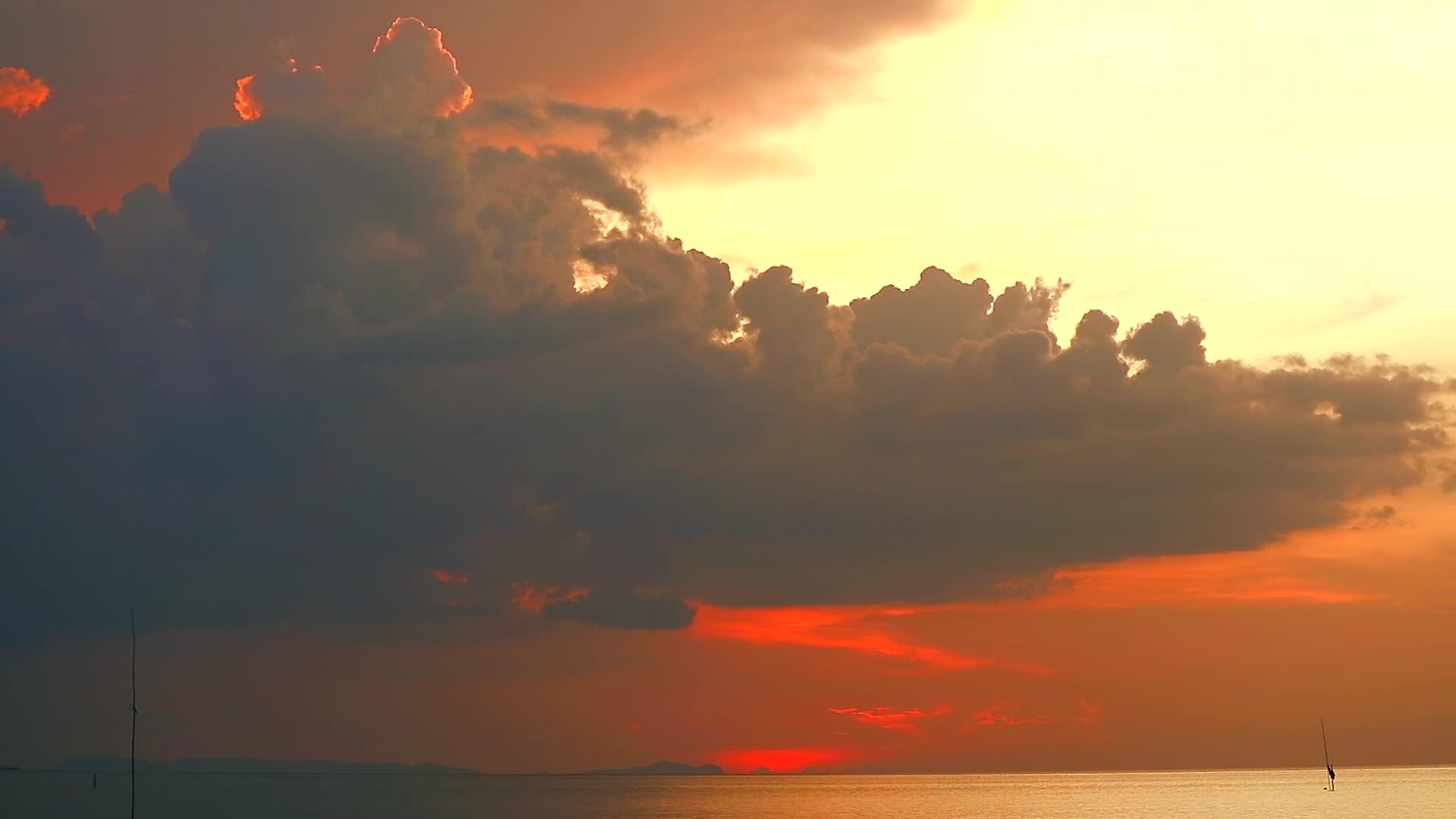 太阳表面的黄色橙色金光照在海面上视频的预览图