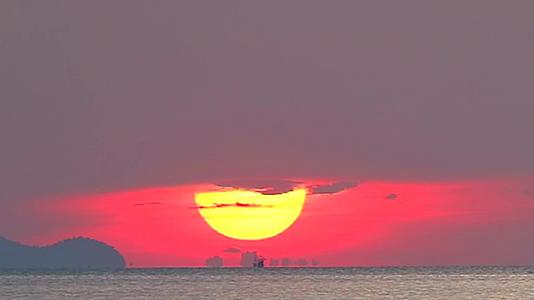 太阳和日落在暗红云橙色的天空中渔船折叠时间视频的预览图