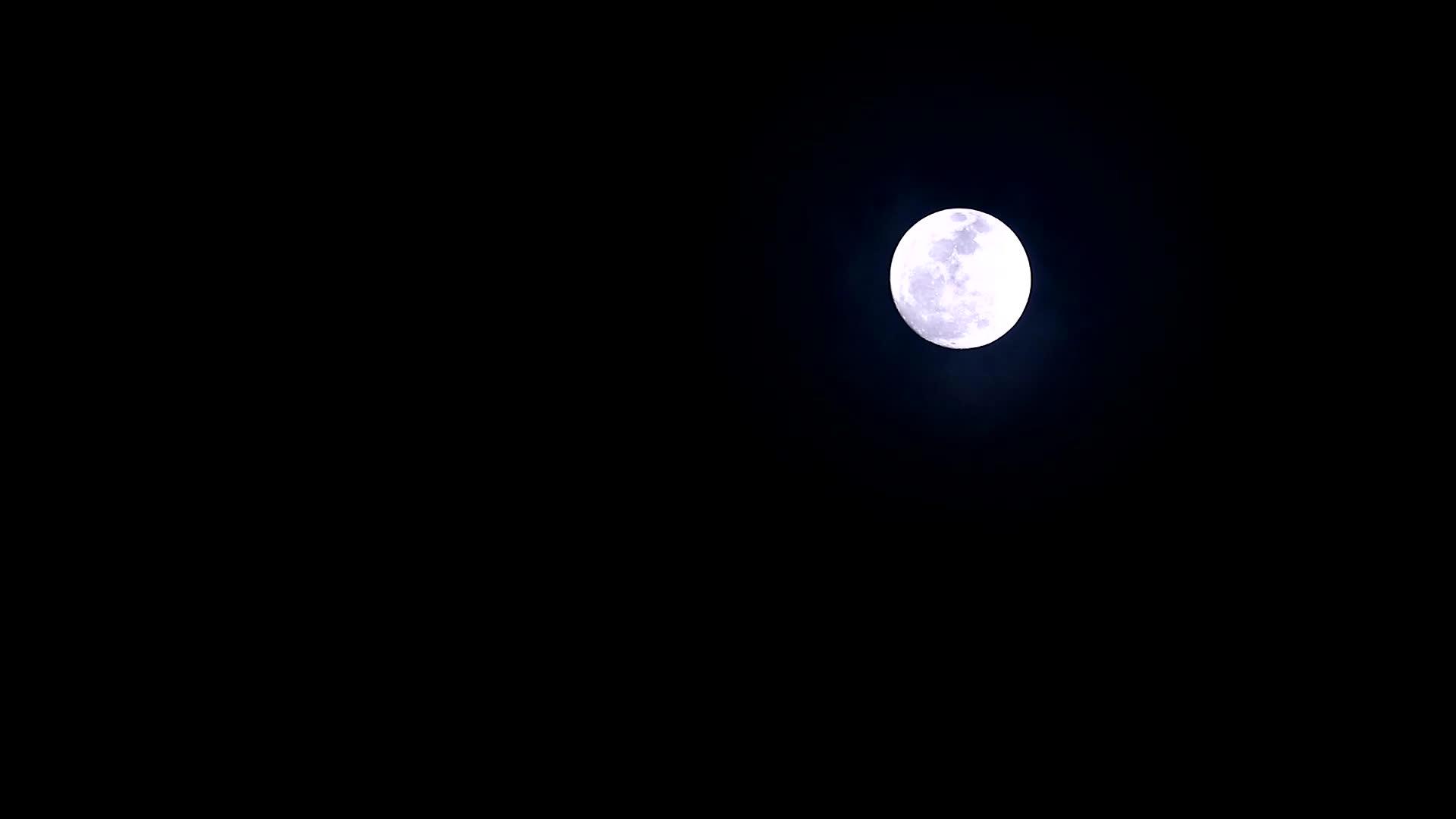 月亮在漫长的夜晚月光在夜晚天空和云传播2视频的预览图
