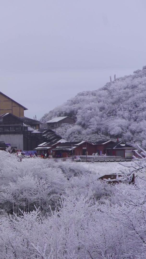 金佛雪山小镇美丽的雪景景色视频的预览图